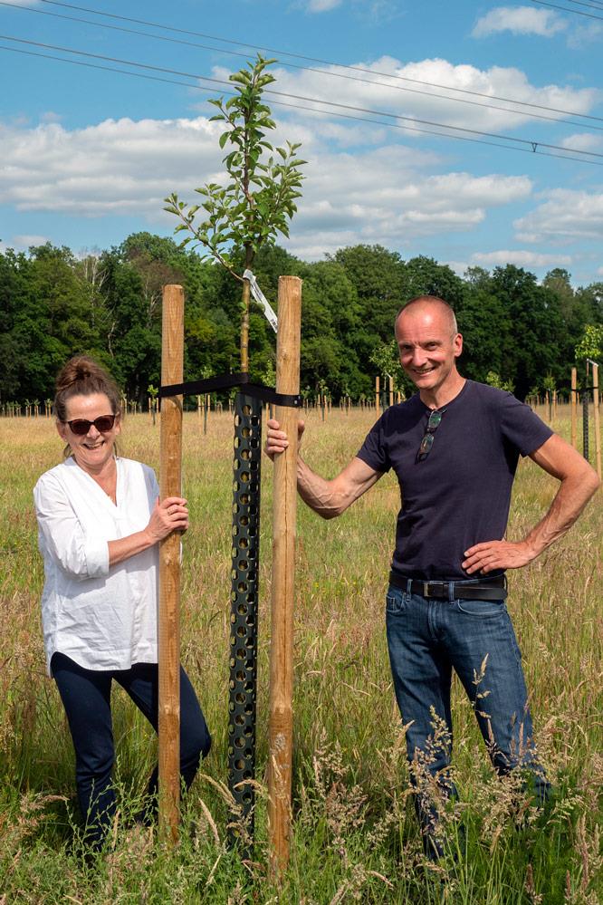 Beate Danlowski und Johann Brüning an einem gespendeten Baum