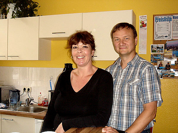 Mann und Frau stehen in einer Küche