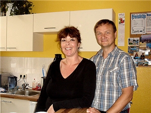 Mann und Frau stehen in einer Küche