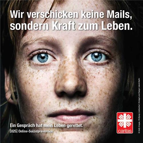 Ein Gesicht einer jungen Frau. Darüber steht: Wir verschicken keine Mails, sondern Kraft zum Leben.