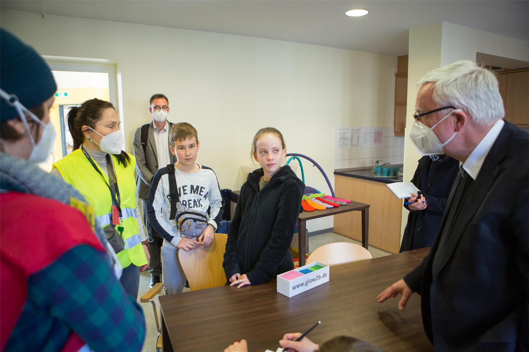 Erzbischof besucht Notunterkunft