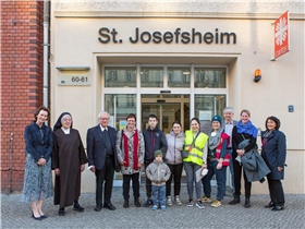Erzbischof Koch besucht Notunterkunft
