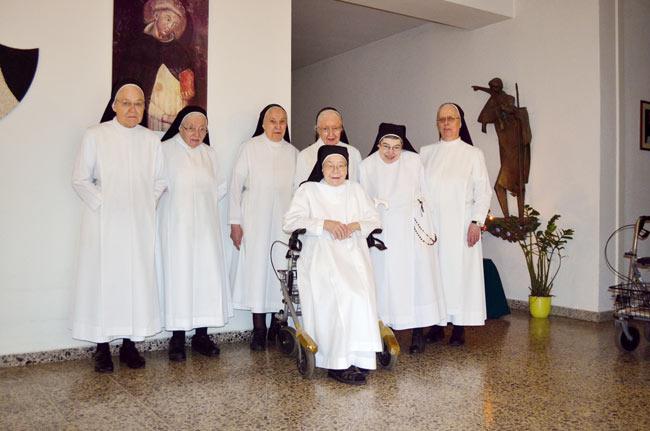 Schwestern in weißer Kleidung