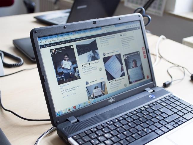 Laptop, der die Aktionsbilder zeigt