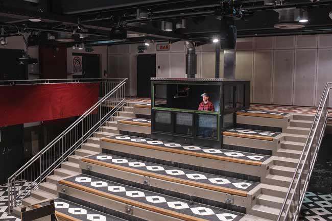 Mann in leerer Konzerthalle