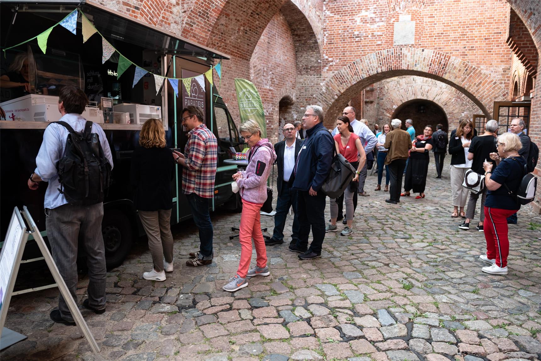 Eine Gruppe Gäste in der Zitadelle 