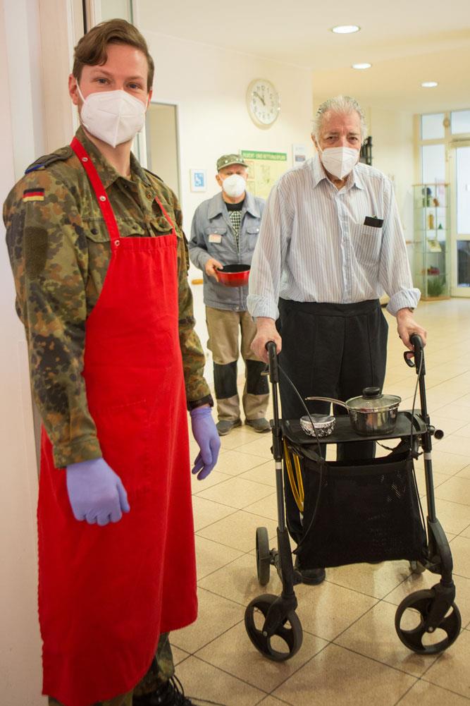 Christian Nandke untersützt das Pflegepersonal