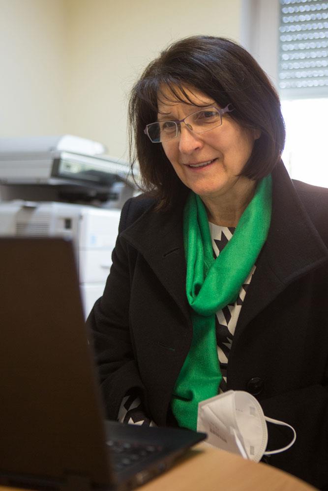 Caritas-Zentrumsleiterin Diana Seidel am Telefon