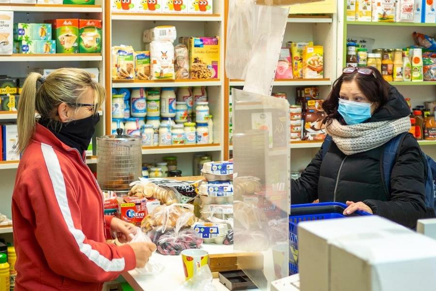 Kundin bezahlt im Laden