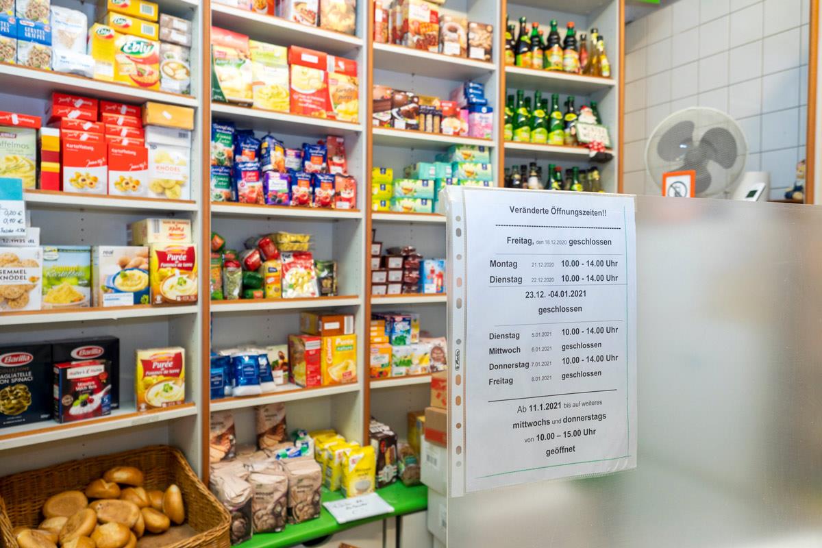 Volle Regale mit günstigen Lebensmitteln