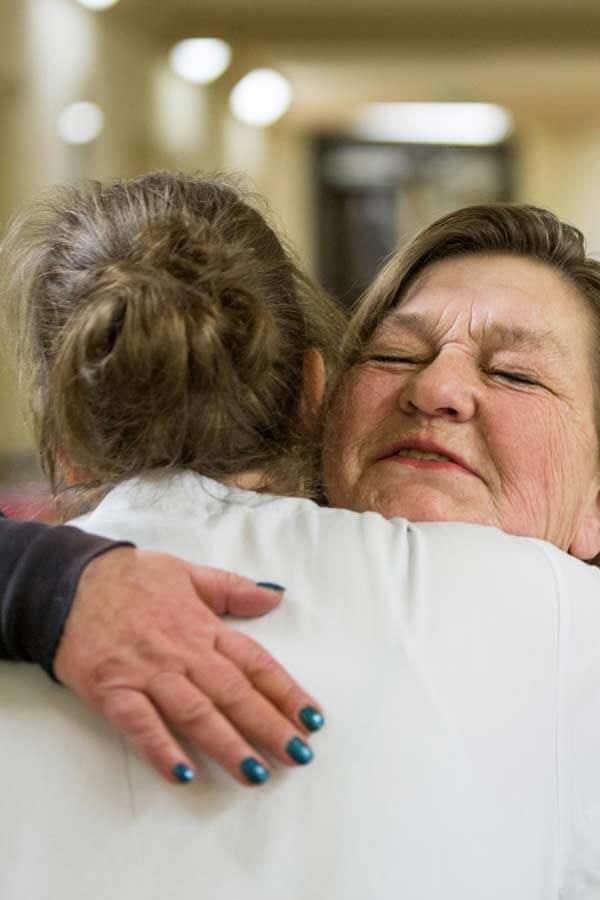 obdachlose Frau bedankt sich