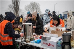 Menschen erhalten heiße Getränke und Essen