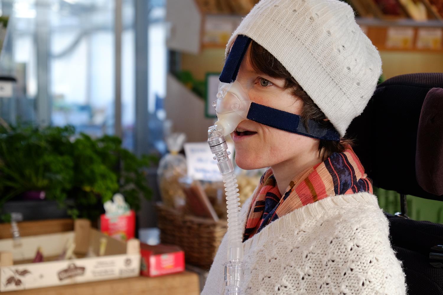 Seitenansicht einer Frau mit Atemmaske