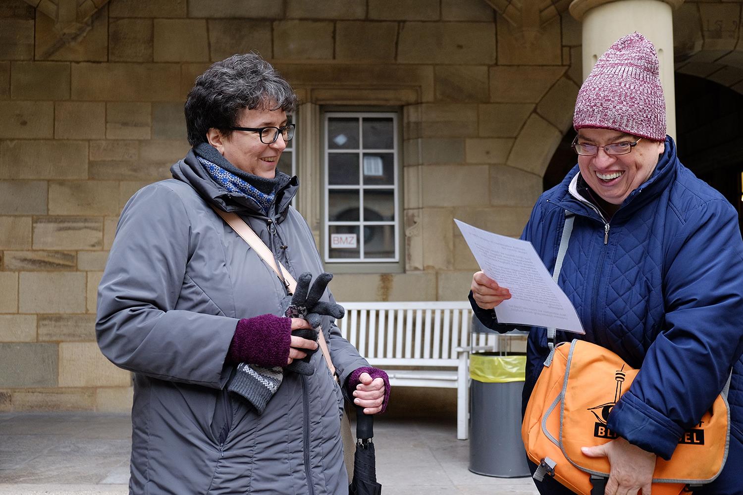 Zwei Frauen stehen beieinander