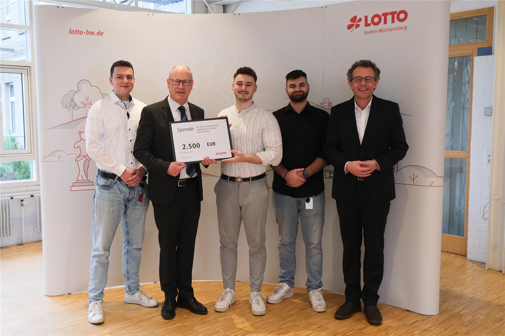 Gruppenbild mit Männern und Scheck