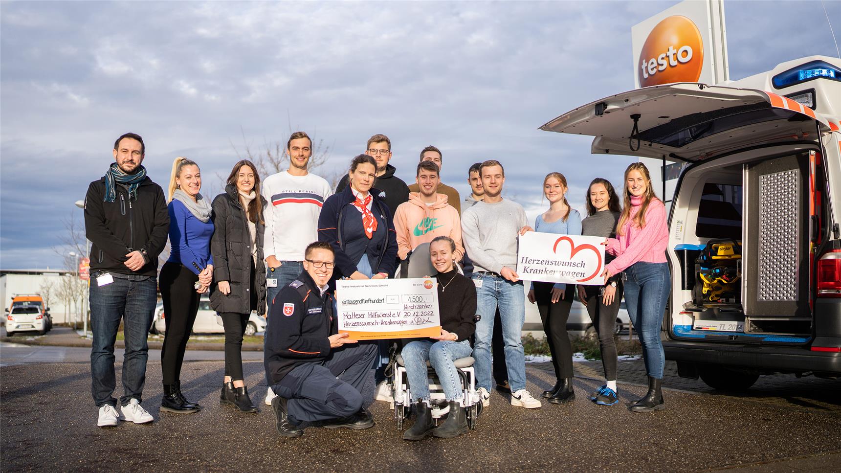 Gruppenbild mit Männern und Frauen mit Schecks