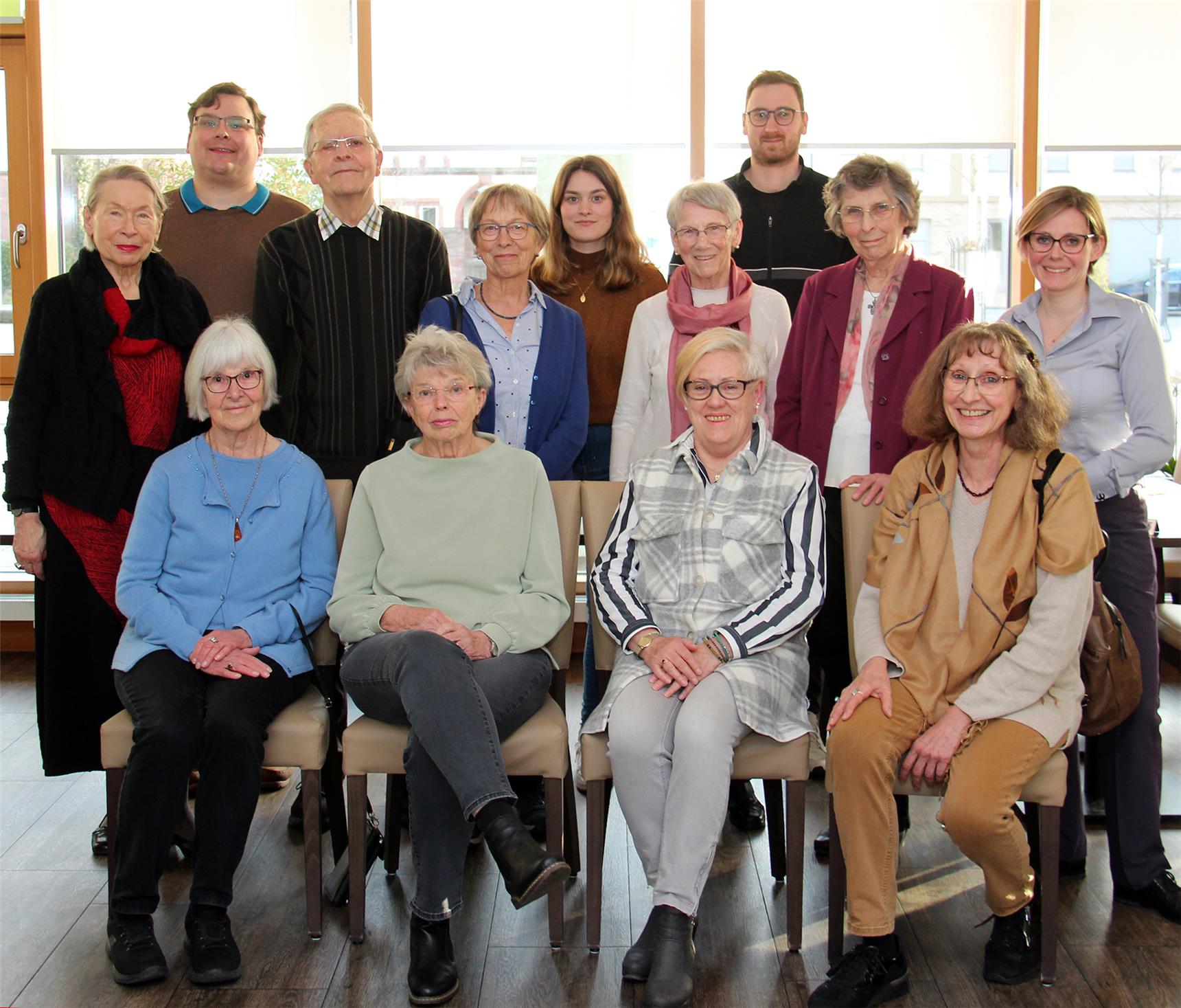 Gruppenbild mit Männern und Frauen