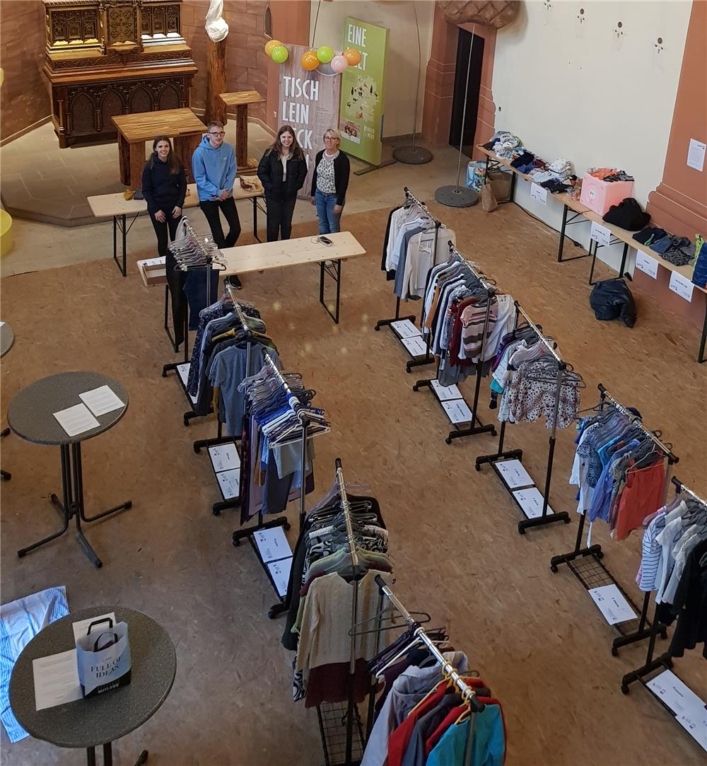 Vier Personen auf Kleidertauschbörse