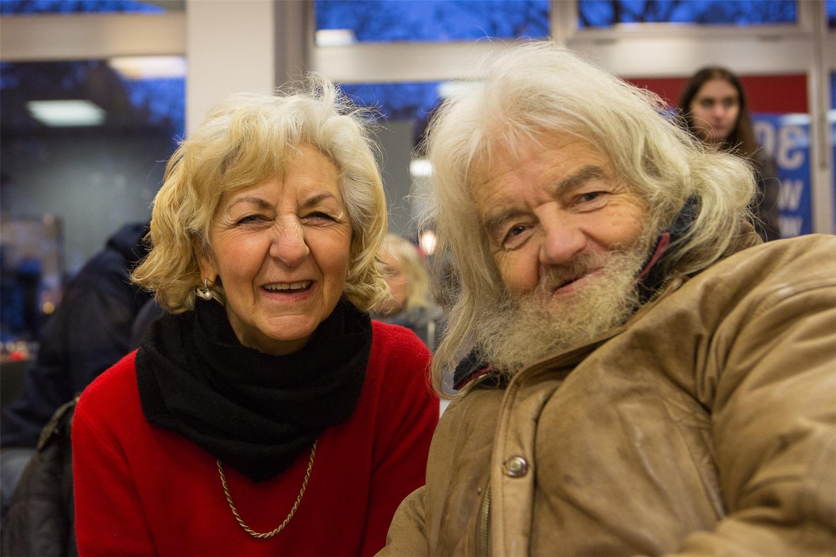 Leiterin Angelika Kaljic mit Stammgast Rudi im Portrait