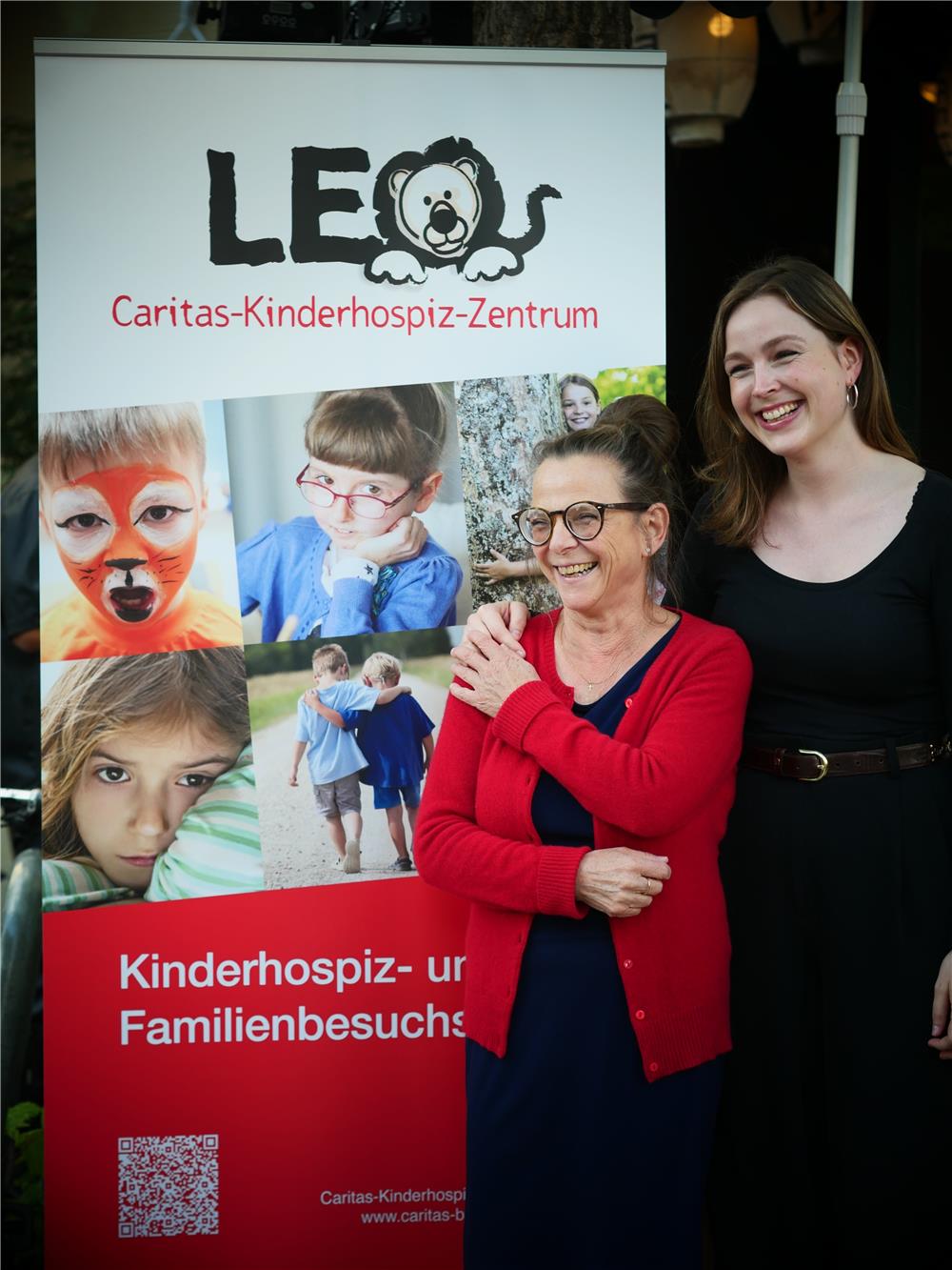 Beate Danlowski (links) mit der Ehrenamtlichen Levke im Portrait 