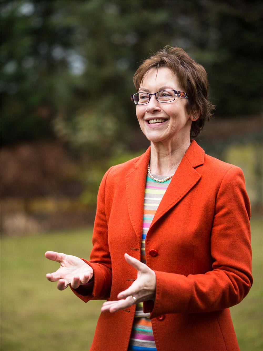 Gabriele Pollert in ihrem Garten