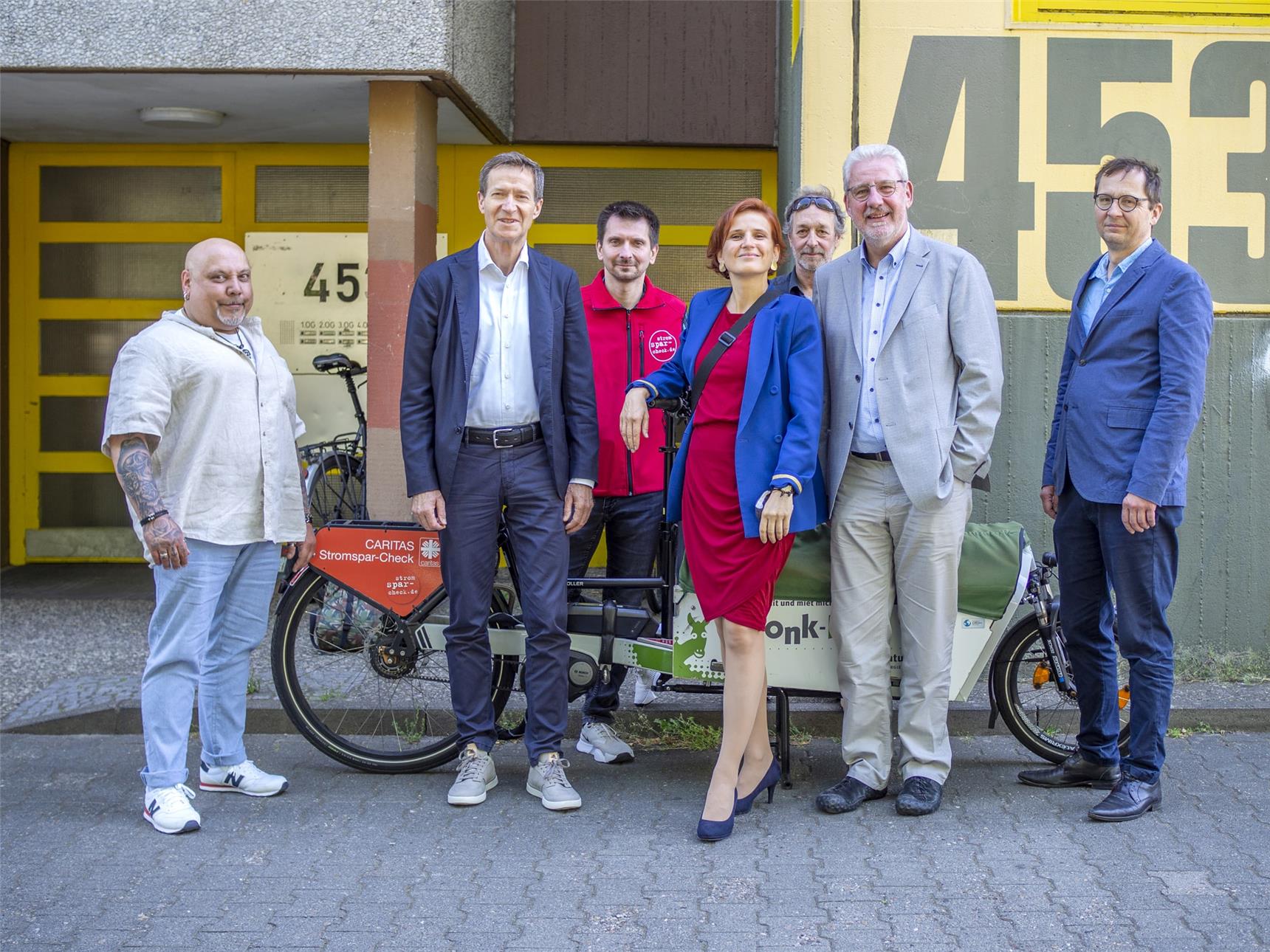 Gruppenbild mit Sven Schoß, Michael Geißler von der Berliner Energieagentur und Sozialsenatorin Katja Kipping 