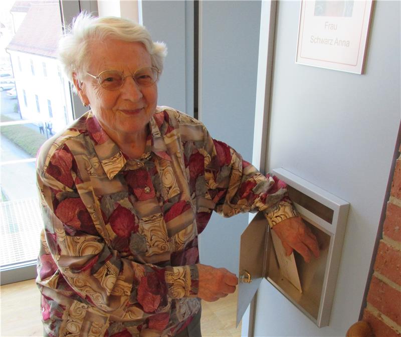 Heimbewohnerin an ihrem Briefkasten