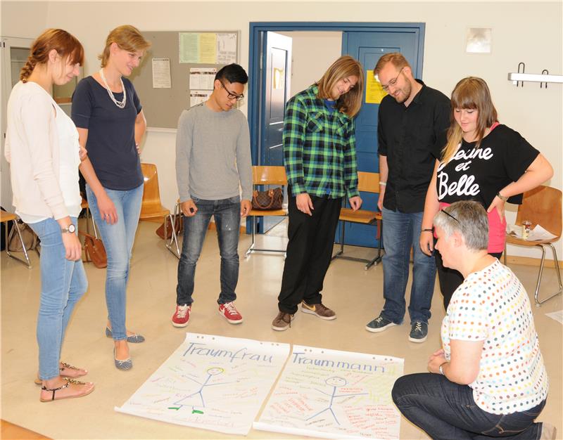 Junge Menschen bei Übung 