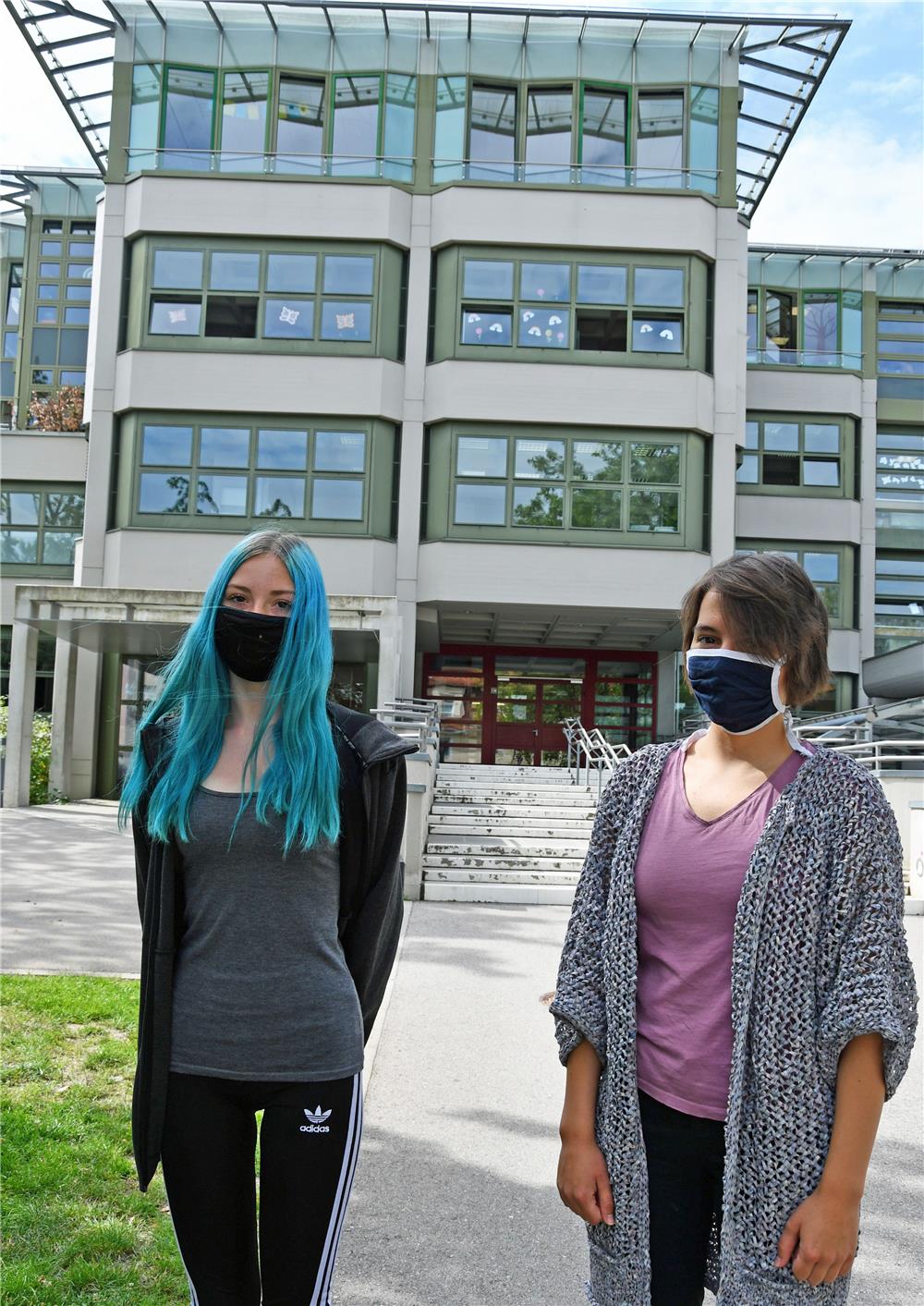 zwei junge Frauen