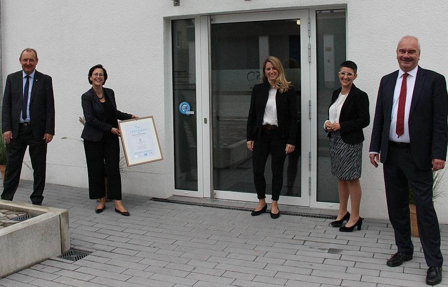 Übergabe der Zertifizierungsurkunde
