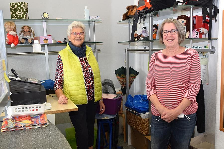 In der Ecke des Kaufhauses stehen Frau Gabb und Altmann hinter der Kasse.