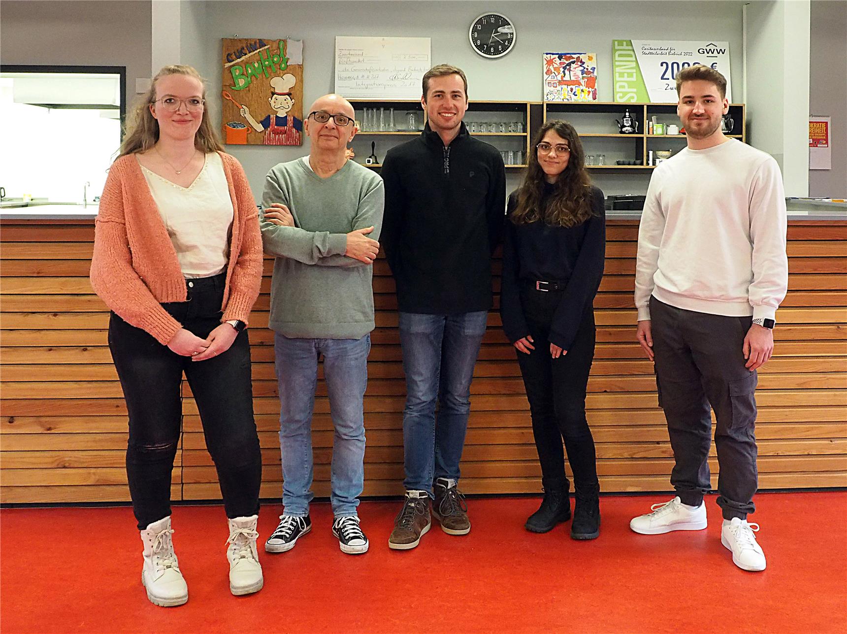 Die Mitarbeiter in der Beteuung haben sich als Gruppe zusammengestellt.