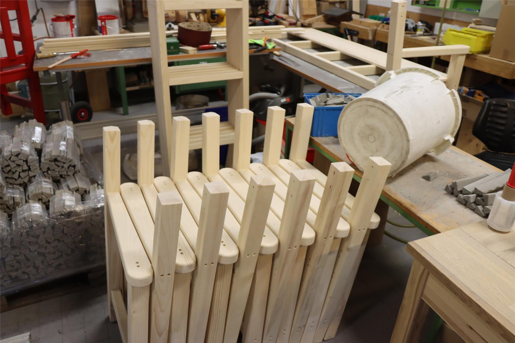 Wir blicken auf die Seitenteile einer Bank.