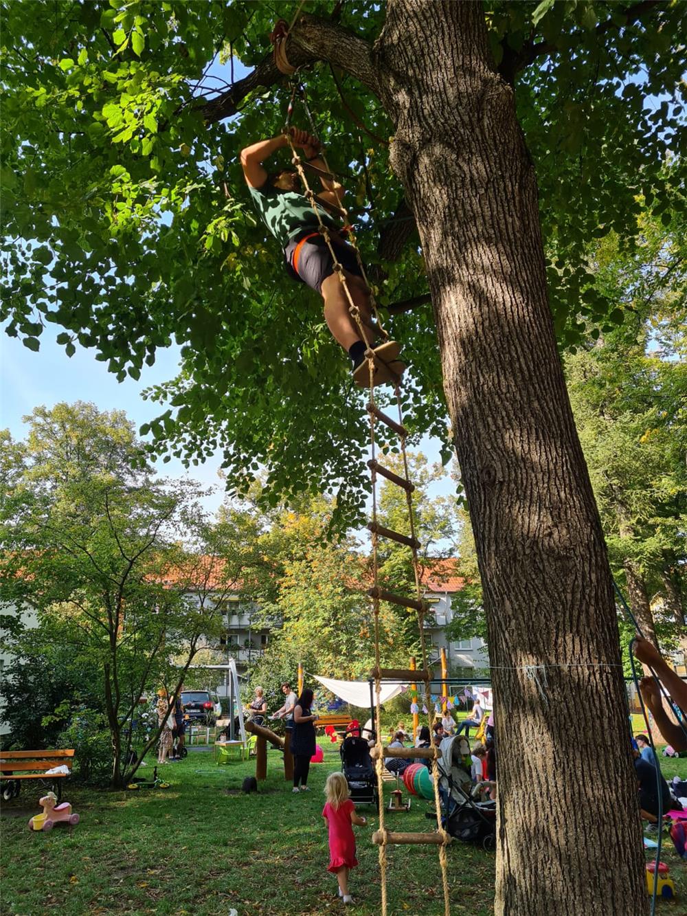 Am Kletterbaum im Familienzentrum