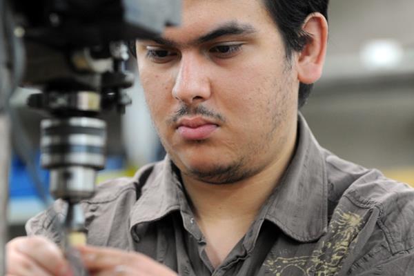 Mann an Fräsmaschine