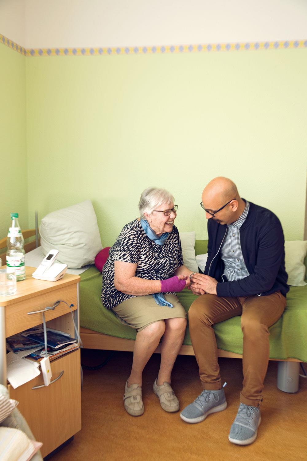 Mehdi unterhält sich mit einer Bewohnerin des Heims