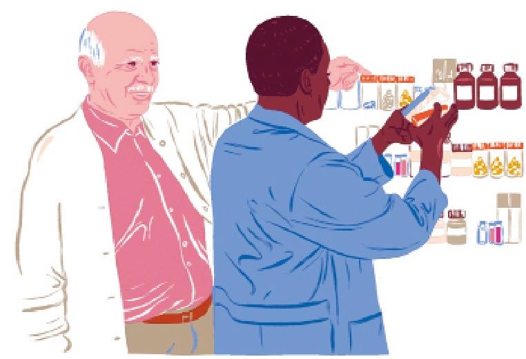 Altenpfleger Etanael und ein älterer Kollege am Arzneischrank.