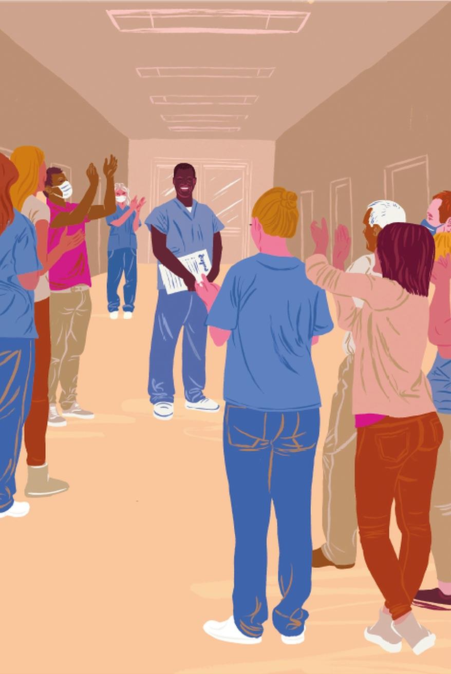 Der Titelheld strahlt mit seiner Urkunde in der Hand und bekommt Applaus von seinen KollegInnen.