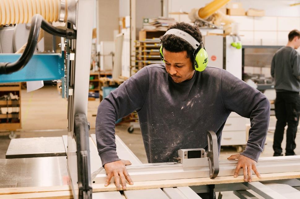 Aman Yebyo bei der Arbeit an einer modernen Tischlerei-Maschine.