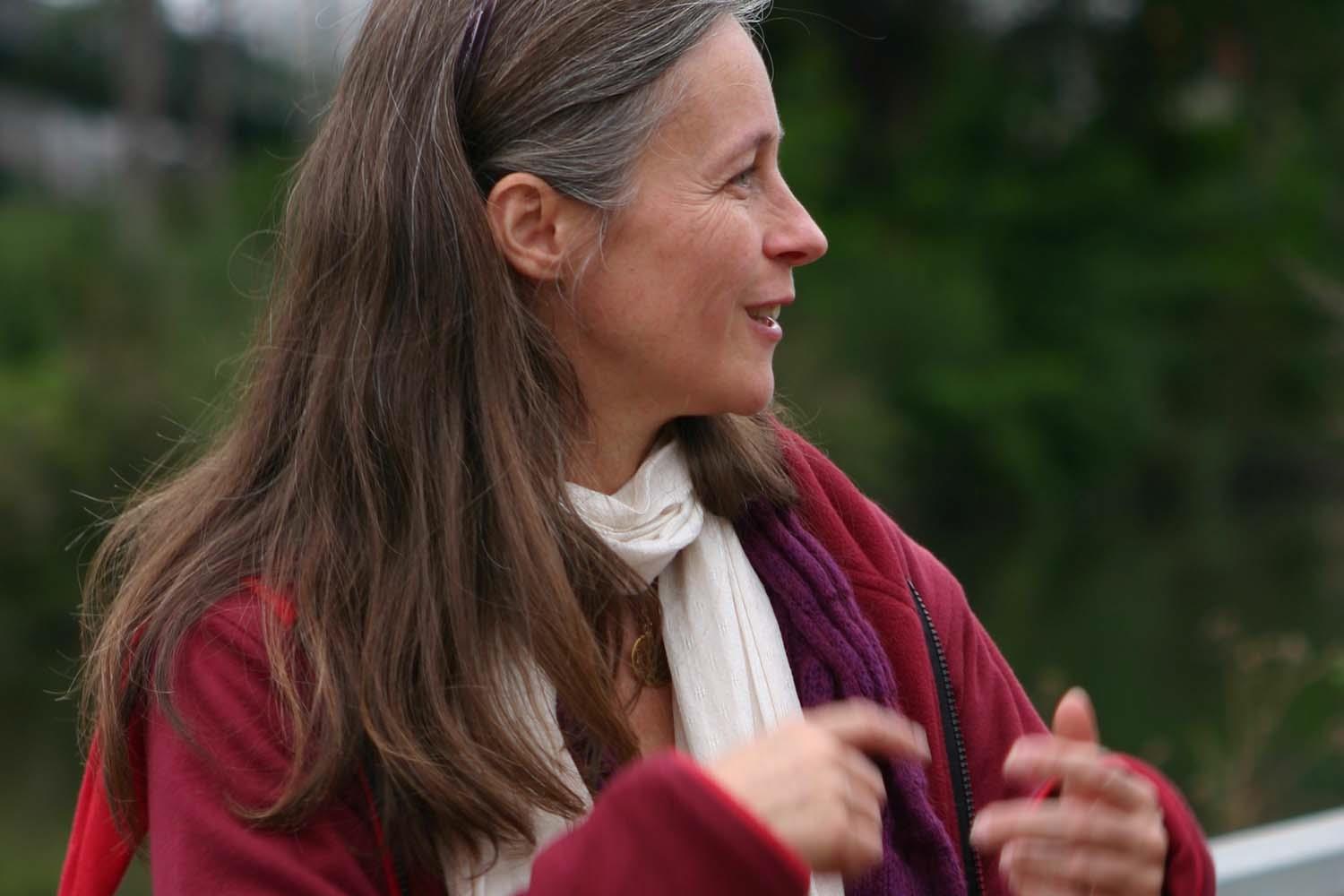 Eine Frau mit kurzen blonden Haaren und Brille steht in einer Küche