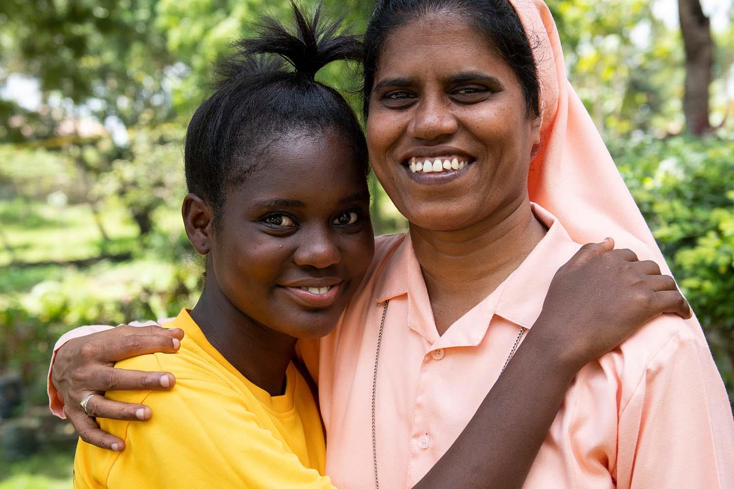 Eine junge und eine ältere Frauen umarmen sich.