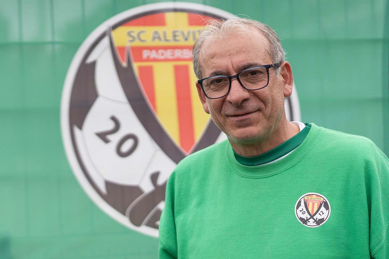 Ein älterer Mann mit der Brille schaut freundlich in die Kamera.