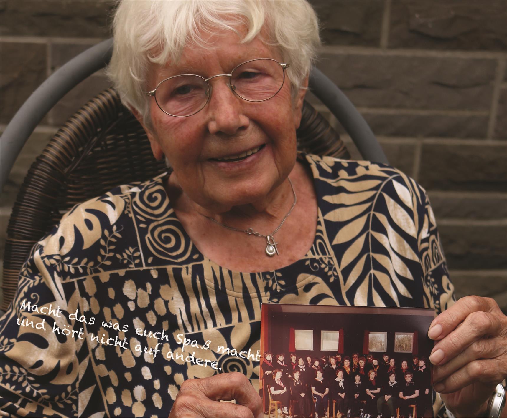 Auf dem September-Kalenderblatt zeigt die 92-jährige Josefa Droste das Gründungsfoto „ihres“ Turnvereins. 