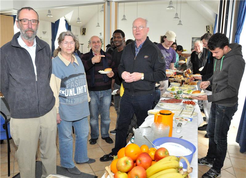 Mit einem Sprachkurs und anderen Hilfen wollen der Pfarrgemeinderatsvorsitzende Wolfgang Patzelt (links) und Lehrer Helmut Nohse Flüchtlinge im lippischen Barntrup unterstützen