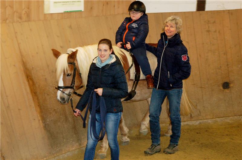 Bundesfreiwillige Anna Kipper bei ihrer Arbeit in der Reittherapie