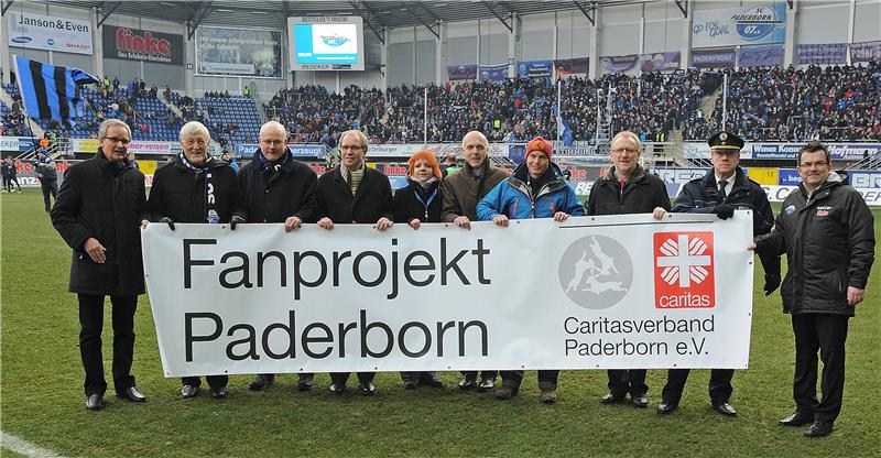 Vertreter von Land, den Kommunen, Polizei und dem SC Paderborn  halten ein Banner mit der Aufschrift 