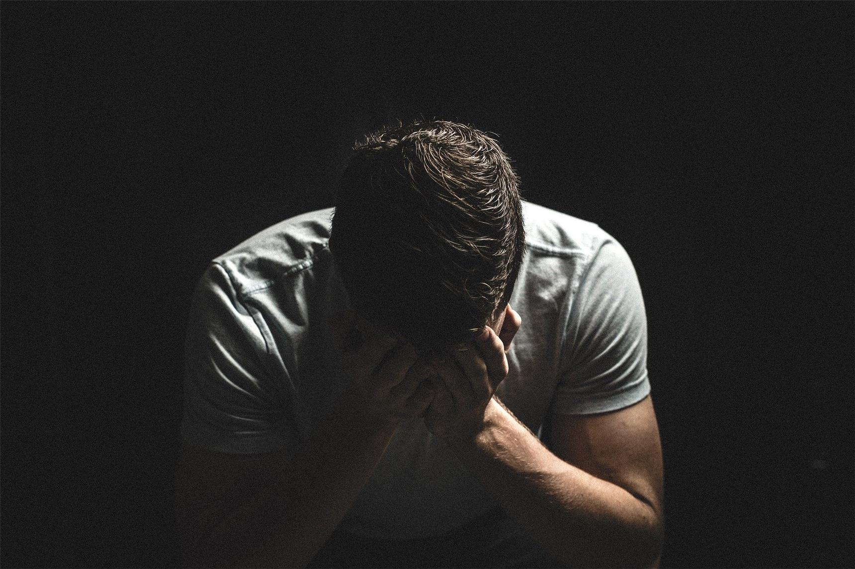 Einsamkeit ist ein häufiges, aber tabuisiertes Phänomen unter Männern. „Viele Männer machen schon seit ihrer Kindheit und Jugend vieles nur mit sich selber aus“, sagt Männerberater Daniel Schulte. 