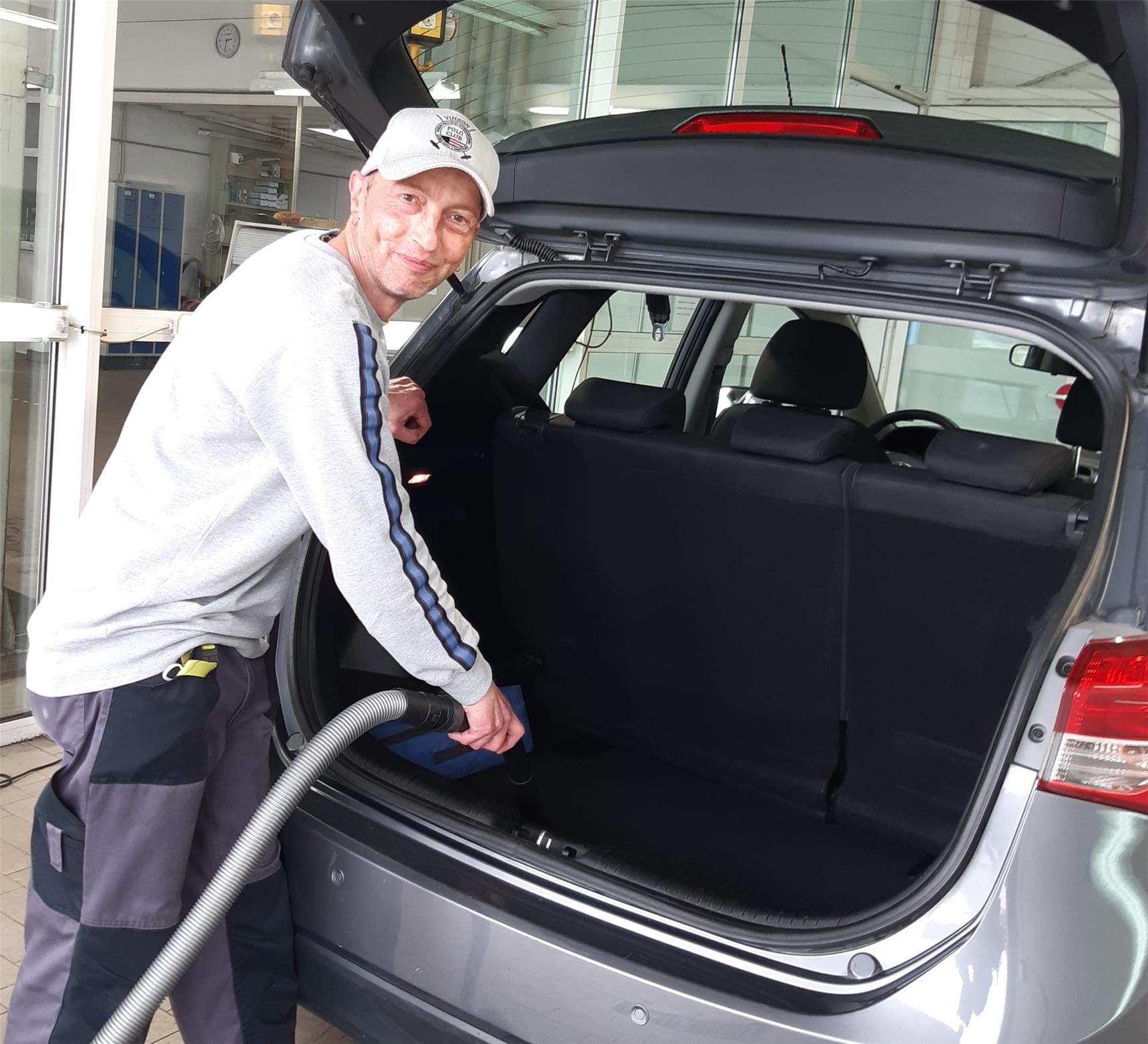 Spaß bei der Arbeit dank Teilhabechancengesetz: Guido Menzel bei seiner neuen Tätigkeit als Fahrzeugreiniger bei „check und snack“ in Sundern. 