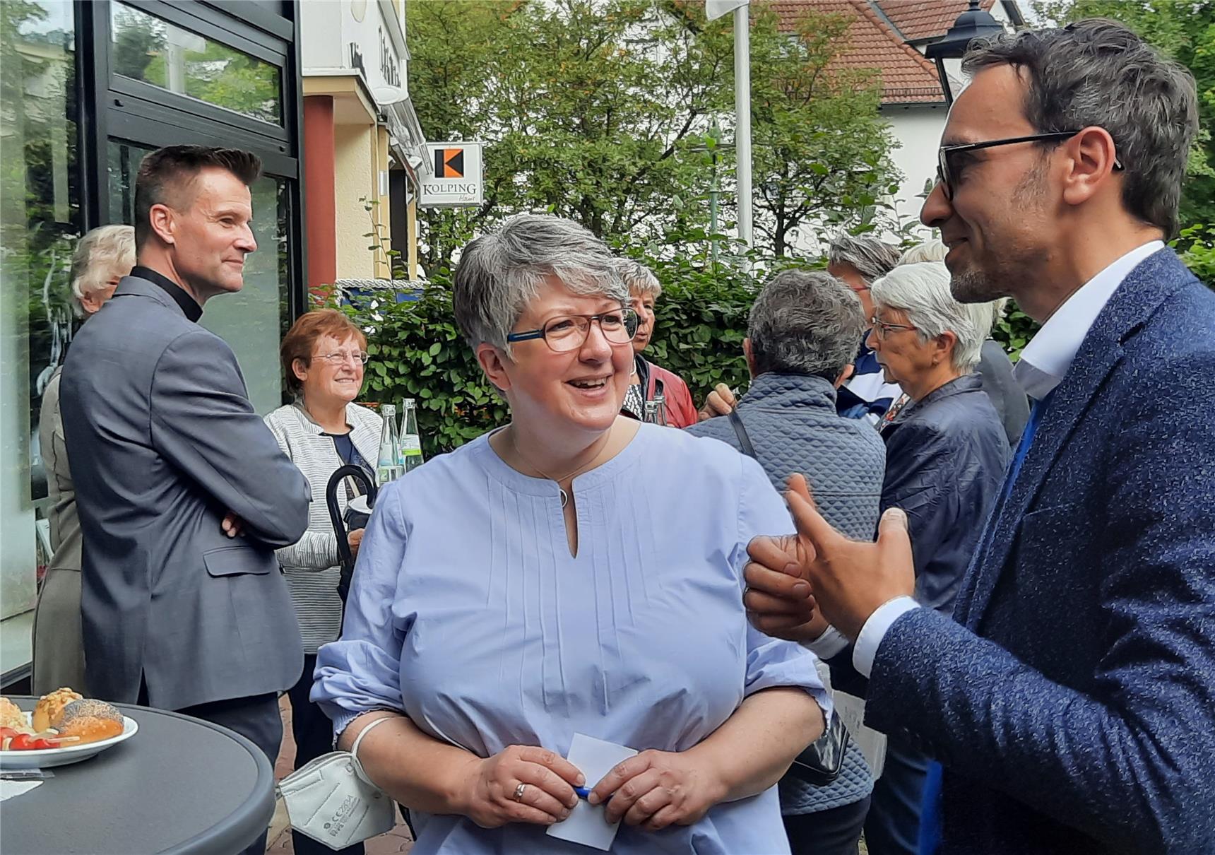 Bei der Einweihung des neuen Begegnungscafés (v. l.): Silke Köhler vom CKD-Vorstand und Marek Konietzny, kaufmännischer Vorstand der Caritas Arnsberg-Sundern. Links im Bild Pfarrer Stefan Siebert. 