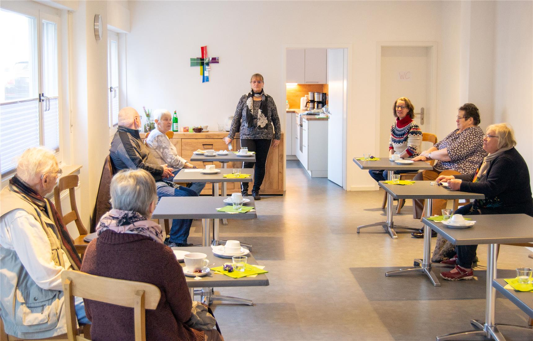 Zu Reginas Geburtstag stimmen alle Besucherinnen  und Besucher gemeinsam ein Ständchen an. 